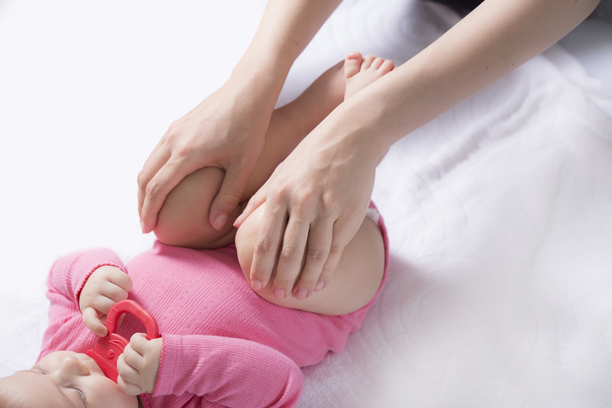 <strong>Babywearing Research Confirms Hip Healthy Position in Wide-Base Carriers </strong>